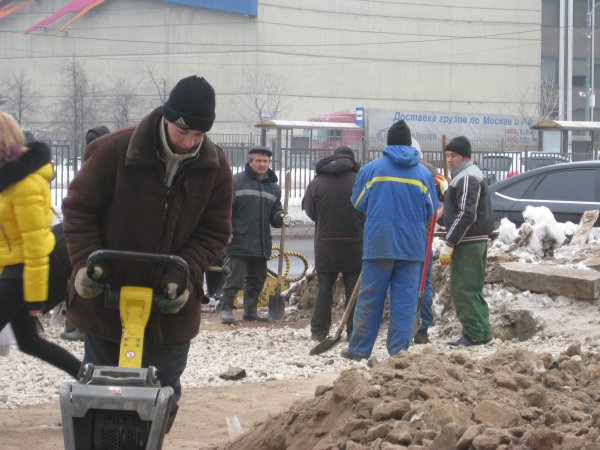Лужков, уходя, сказал Собянину, что под одним из московских тротуаров зарыт клад (с) Лужков, уходя, сказал Собянину, что под одним из московских тротуаров зарыт клад (с)